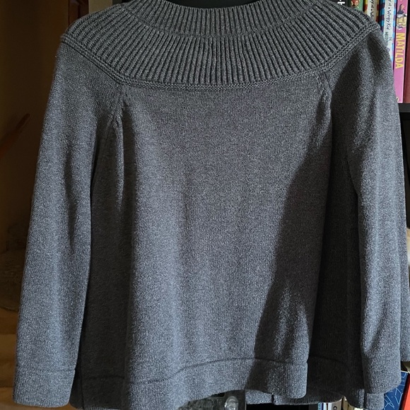 Izod cropped 2 button cardigan size large - Picture 3 of 3